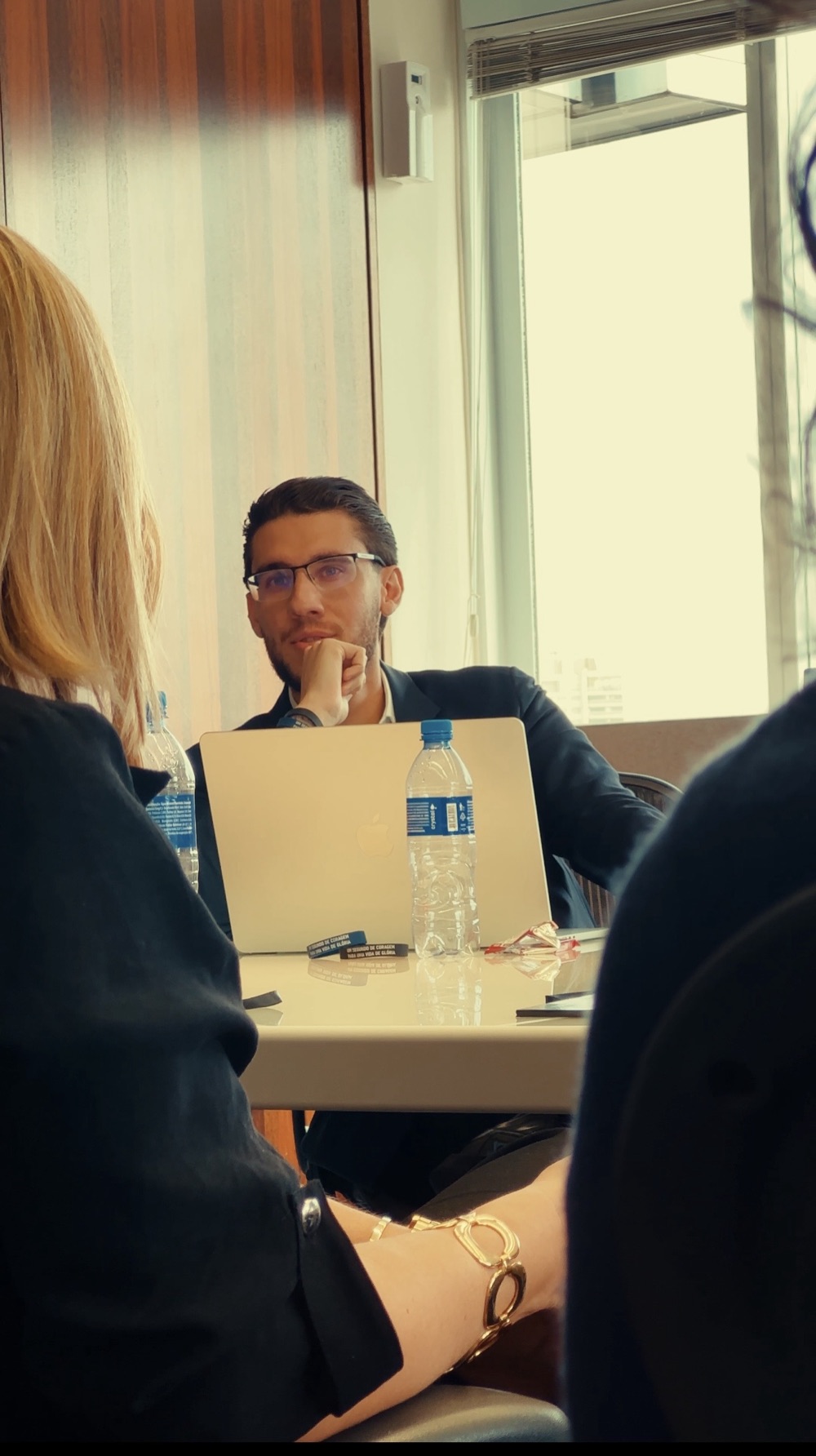 Caio Fidelis em uma reunião de trabalho
